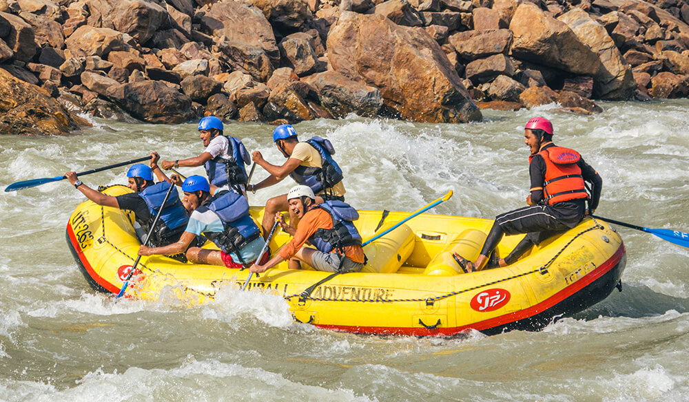 Men rafting in Rishikesh